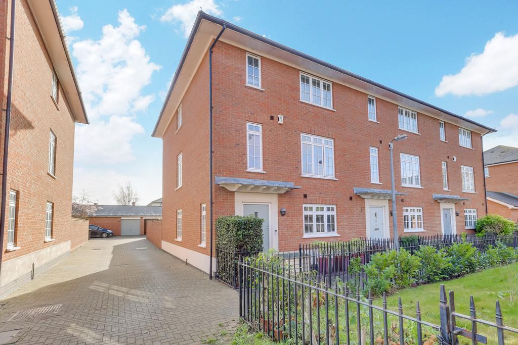 Kelso Close, Rayleigh, SS6 4 bed end of terrace house £525,000