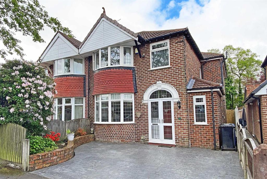 Kensington Grove, Timperley 5 bed semidetached house £600,000