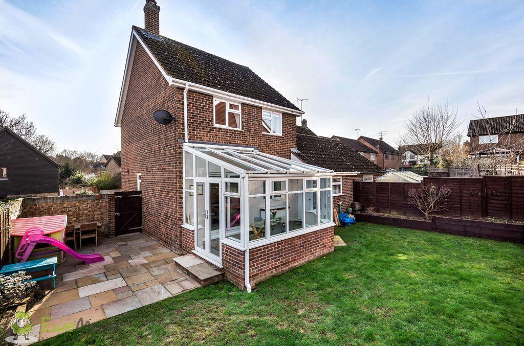 Middle Mead, Hook RG27 9TE 3 bed detached house £475,000