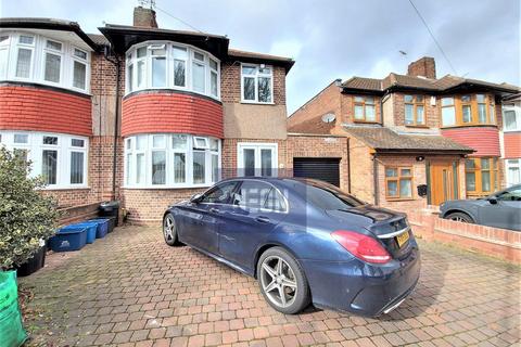 3 bedroom semi-detached house to rent, Strafford Avenue, Clayhall IG5 0TL