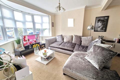 3 bedroom semi-detached house to rent, Strafford Avenue, Clayhall IG5 0TL
