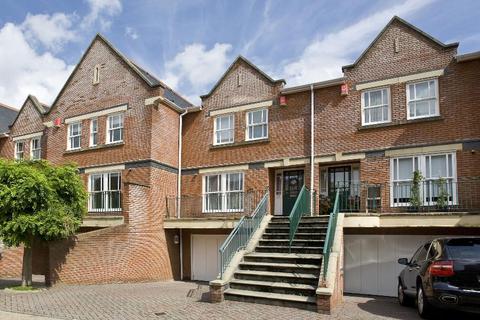 16 Pinel Close, Virginia Water, GU25 4SP