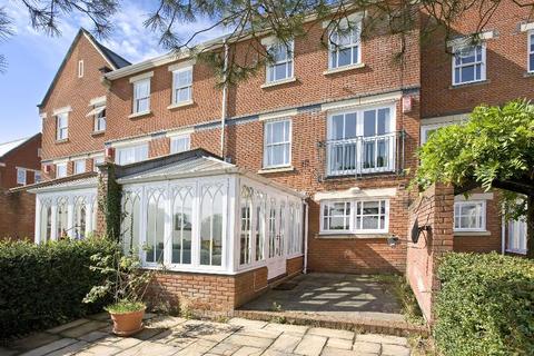 16 Pinel Close, Virginia Water, GU25 4SP