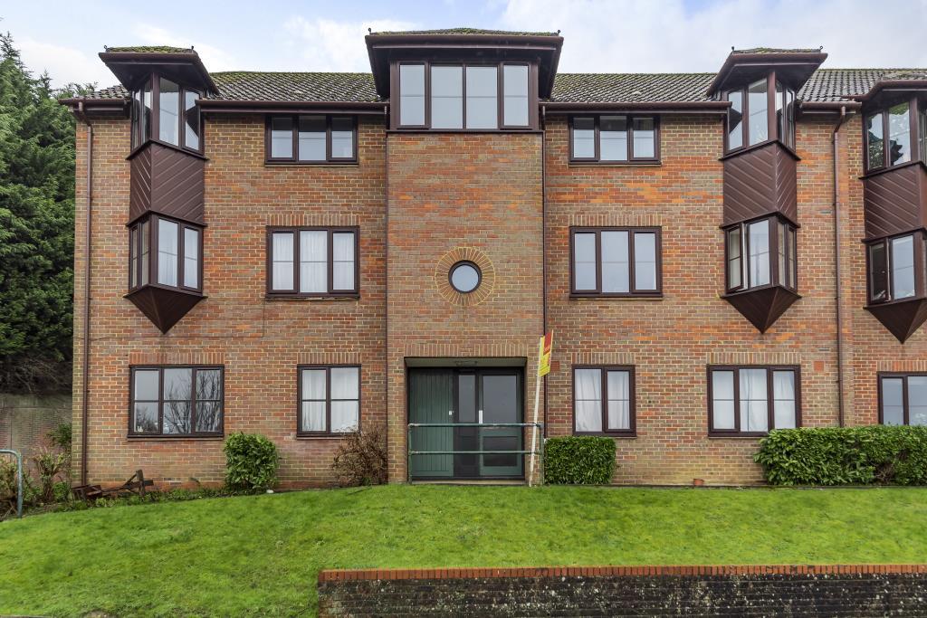 Cameron Road, Chesham, HP5 2 bed apartment to rent £1,200 pcm (£277 pw)