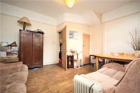 25 Myrtle Gardens, London, W7 3JQ