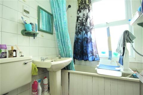25 Myrtle Gardens, London, W7 3JQ