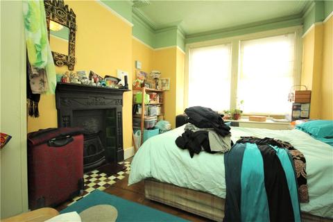 25 Myrtle Gardens, London, W7 3JQ