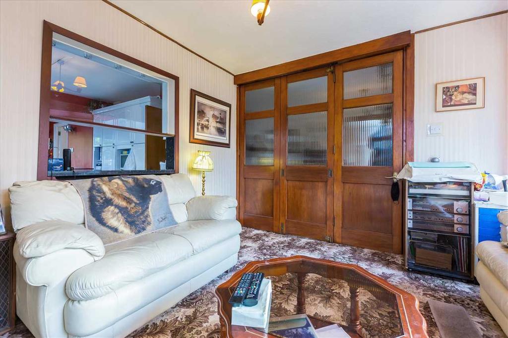 TV / Family Room (2)