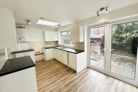 3 bedroom terraced house to rent, Alder Street, Eccles, Manchester, M30