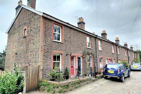 2 bedroom terraced house to rent, Reigate Heath, Reigate