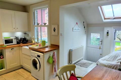 2 bedroom terraced house to rent, Reigate Heath, Reigate