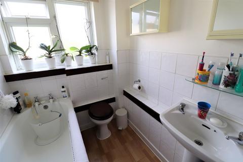 2 bedroom flat to rent, Apsley Close Harrow, Middlesex, HA2 6AP