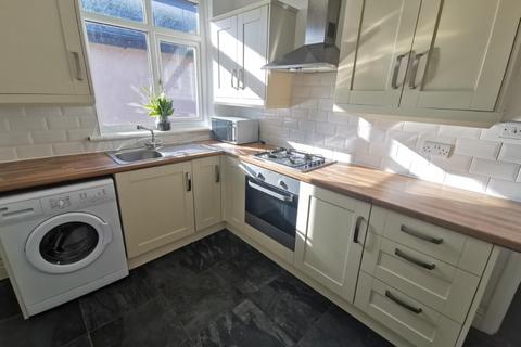 2 bedroom flat to rent, Ferndene Grove, High Heaton, Newcastle upon Tyne, NE7