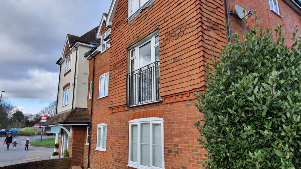 Kings Road, Shalford, Guildford GU4 2 bed flat £1,295 pcm (£299 pw)