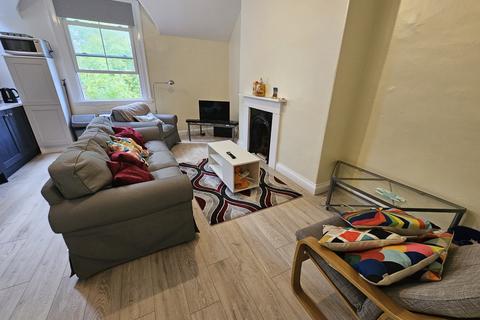 4 bedroom house to rent, Moorland Road, Leeds