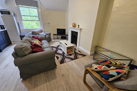 4 bedroom house to rent, Moorland Road, Leeds