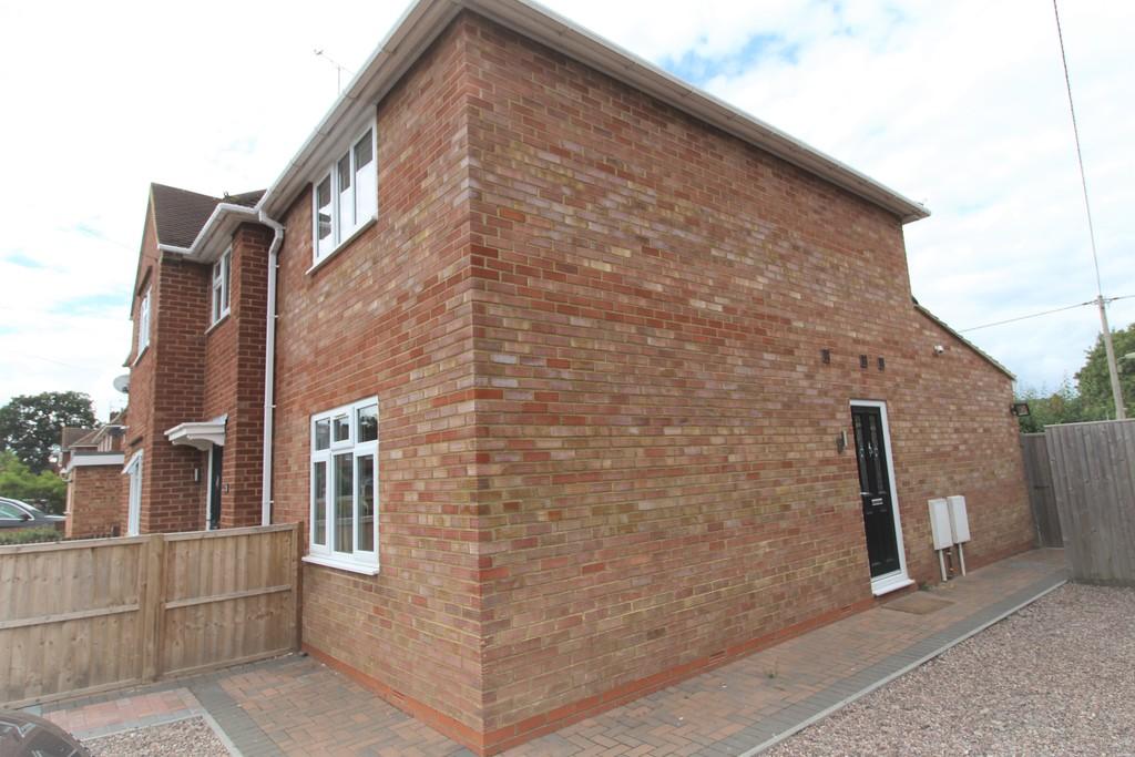 Drake Avenue, Didcot 2 bed end of terrace house £1,050 pcm (£242 pw)
