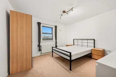 2 bedroom flat to rent, Quaker Street, London