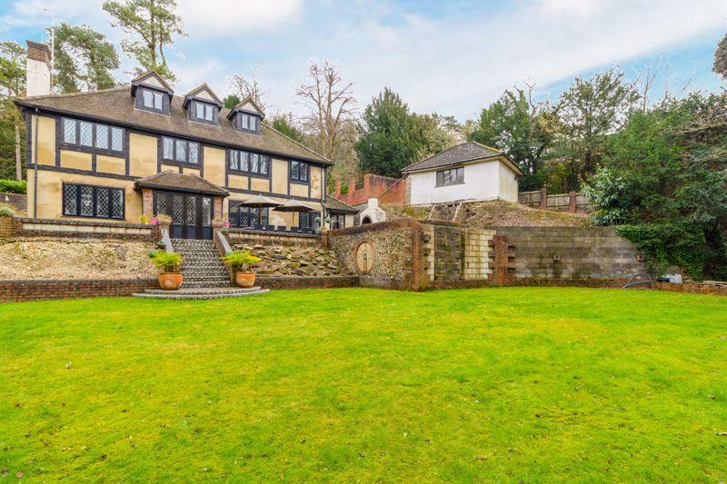 Hill, Warlingham 5 bed detached house £1,200,000