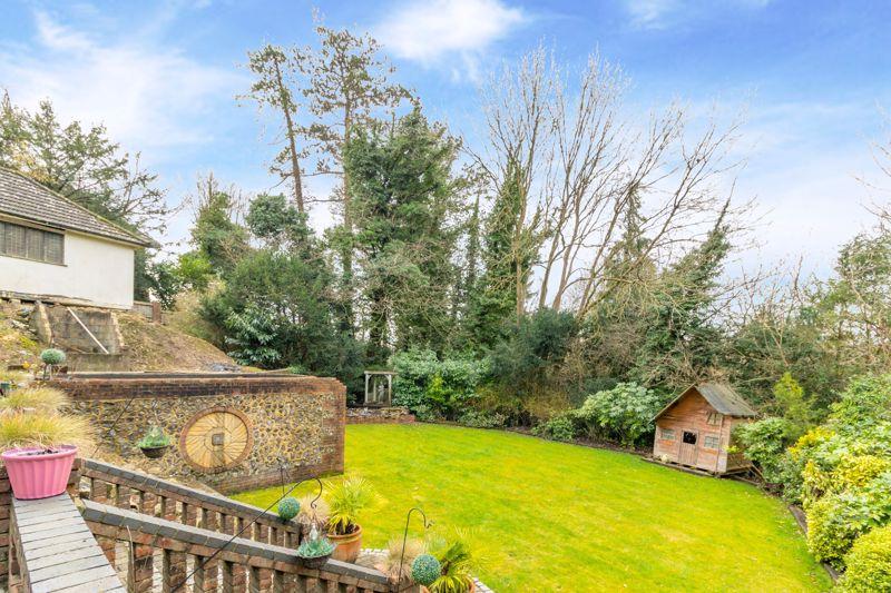 Hill, Warlingham 5 bed detached house £1,200,000