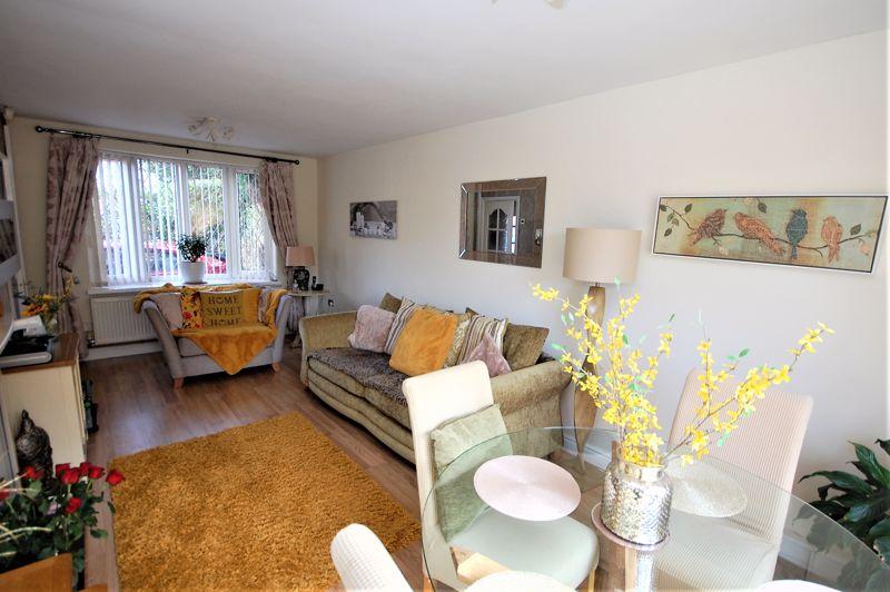 Renton Road, Oxley, Wolverhampton WV10 3 bed semidetached house £195,500