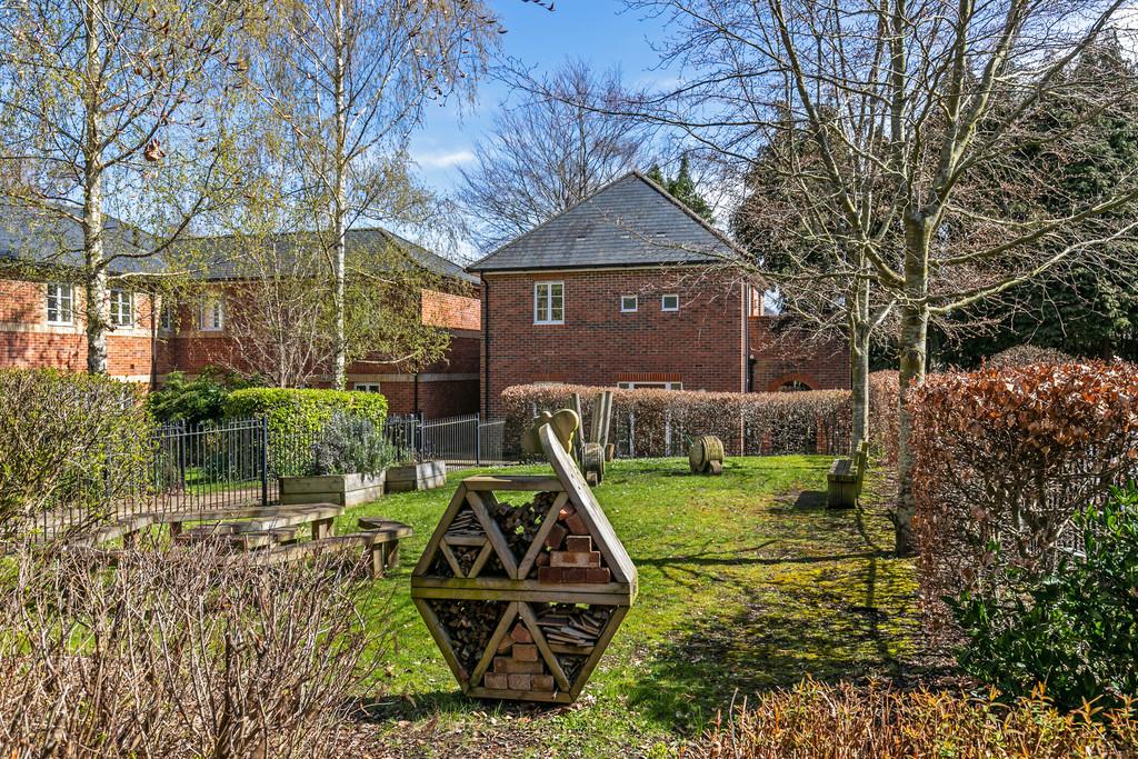 Bath Place, Winchester, SO22 1 bed ground floor flat £1,000 pcm (£231 pw)