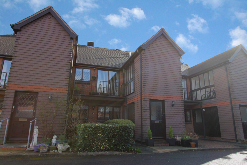 Worcester Road, Hagley, Stourbridge, DY9 2 bed apartment £169,950