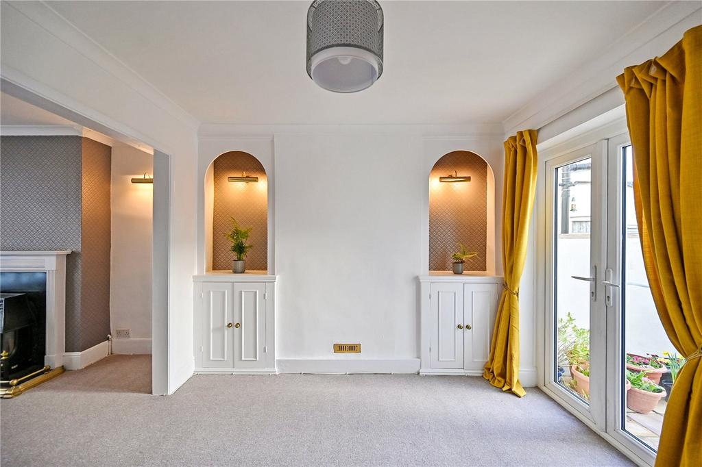 Queen Street, Ashford, Kent, TN23 2 bed terraced house £280,000