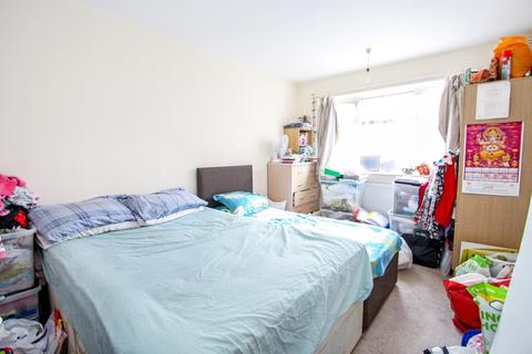 3 bedroom flat for sale - Hatfield Close, BARKINGSIDE, IG6