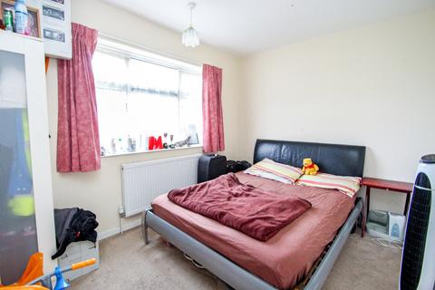 3 bedroom flat for sale - Hatfield Close, BARKINGSIDE, IG6