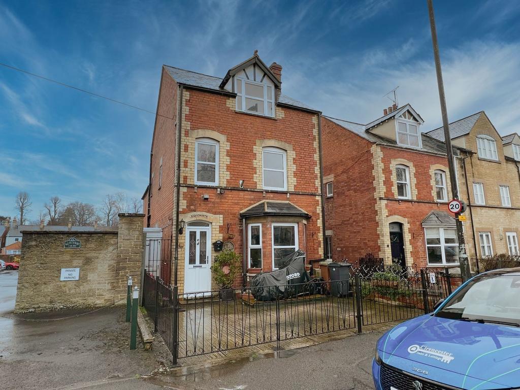 Victoria Road, Cirencester 2 bed link detached house £335,000