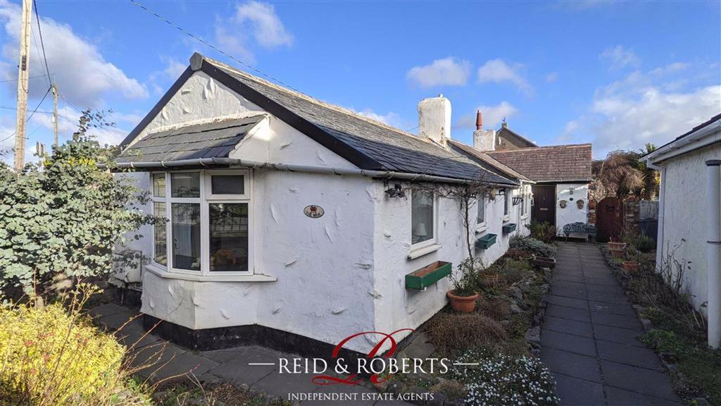 Pentre Halkyn, Pentre Halkyn, Flintshire, CH8 3 bed cottage £235,000