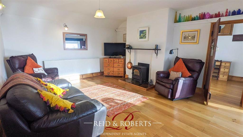 Pentre Halkyn, Pentre Halkyn, Flintshire, CH8 3 bed cottage £235,000