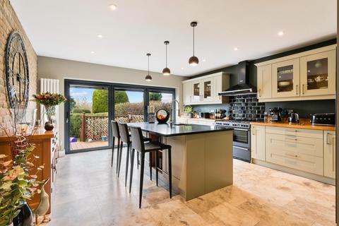 28 Roundwood View, Banstead, SM7 1EQ