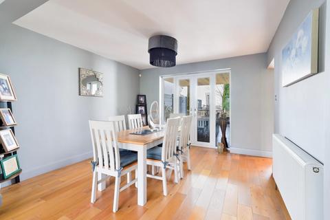 28 Roundwood View, Banstead, SM7 1EQ
