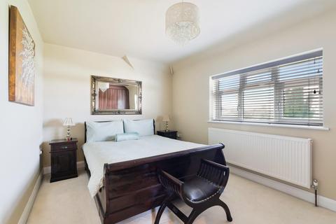 28 Roundwood View, Banstead, SM7 1EQ
