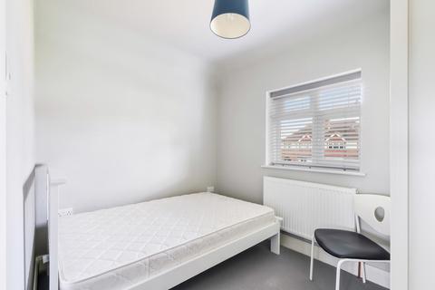 28 Roundwood View, Banstead, SM7 1EQ