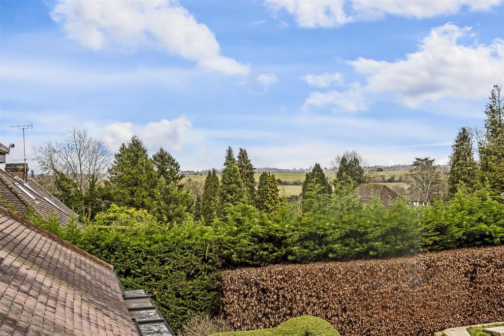 Hollymeoak Road, Coulsdon 4 bed detached house £3,000 pcm (£692 pw)