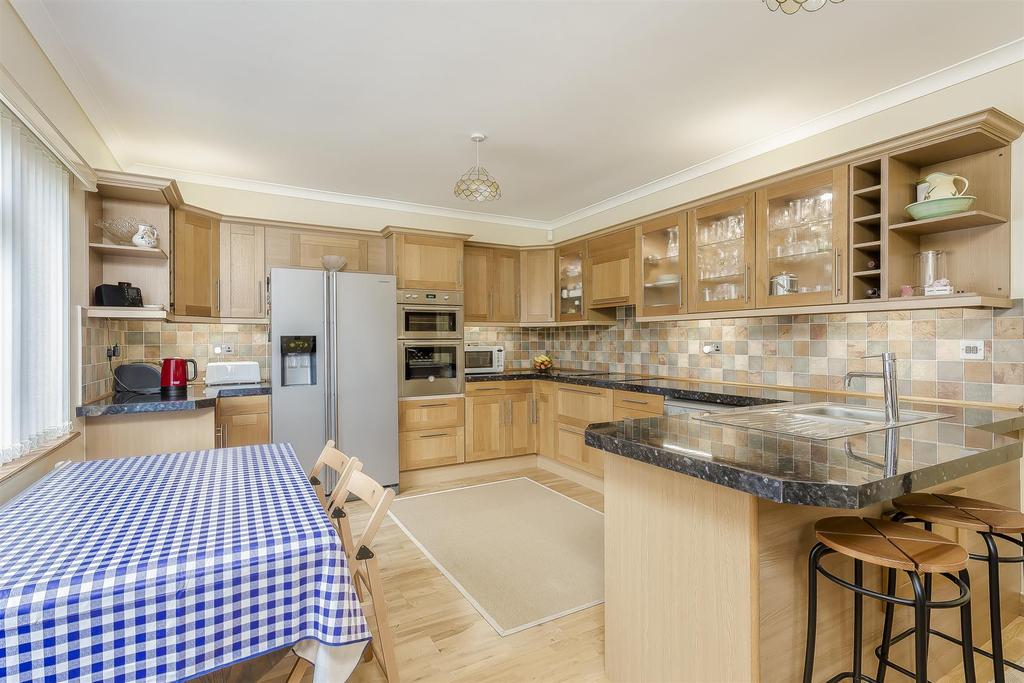 Hollymeoak Road, Coulsdon 4 bed detached house £3,000 pcm (£692 pw)