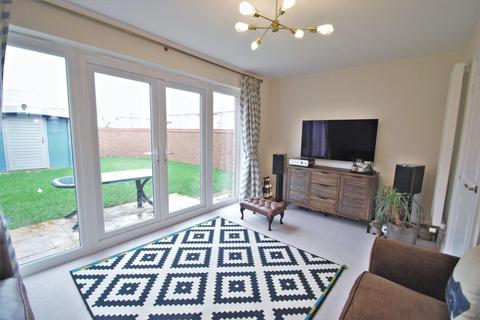 4 bedroom end of terrace house for sale - Hangar Crescent, Woodford