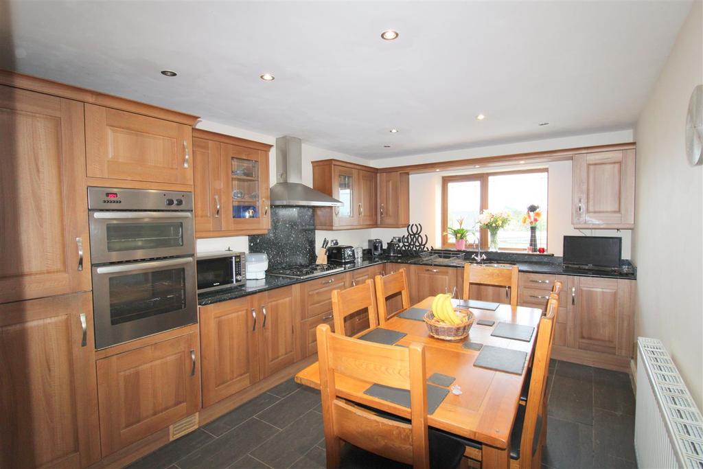 Back Drive Skewen, Neath 3 bed detached house £325,000