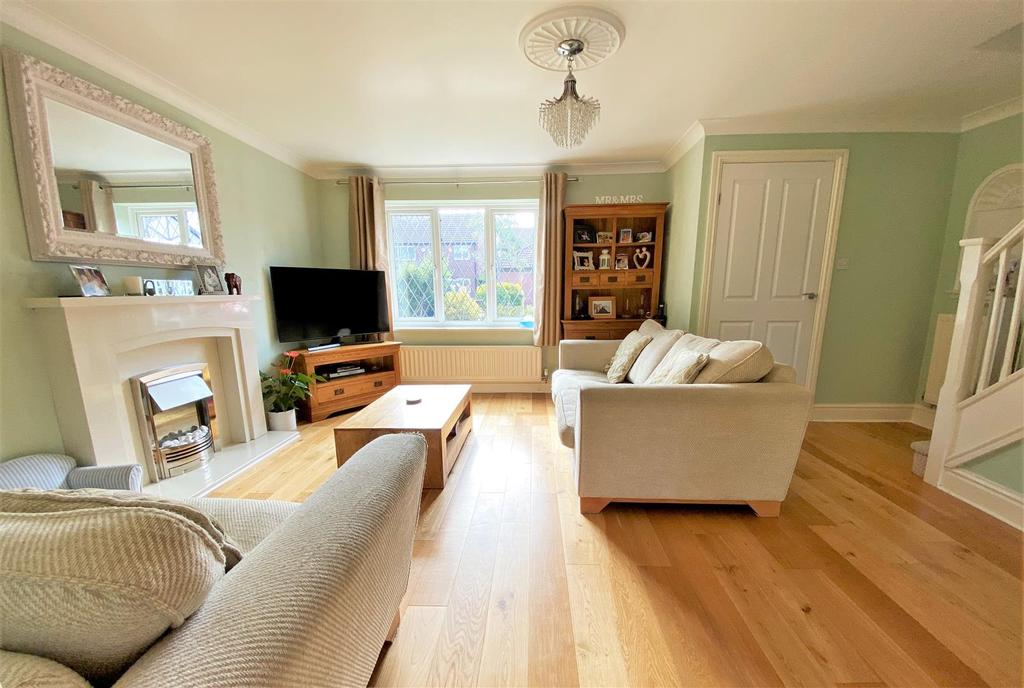 Aragon Drive, Warwick 3 bed link detached house £340,000