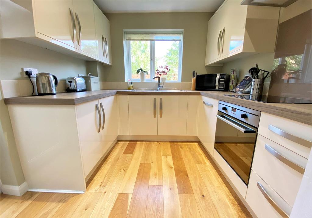 Aragon Drive, Warwick 3 bed link detached house £340,000