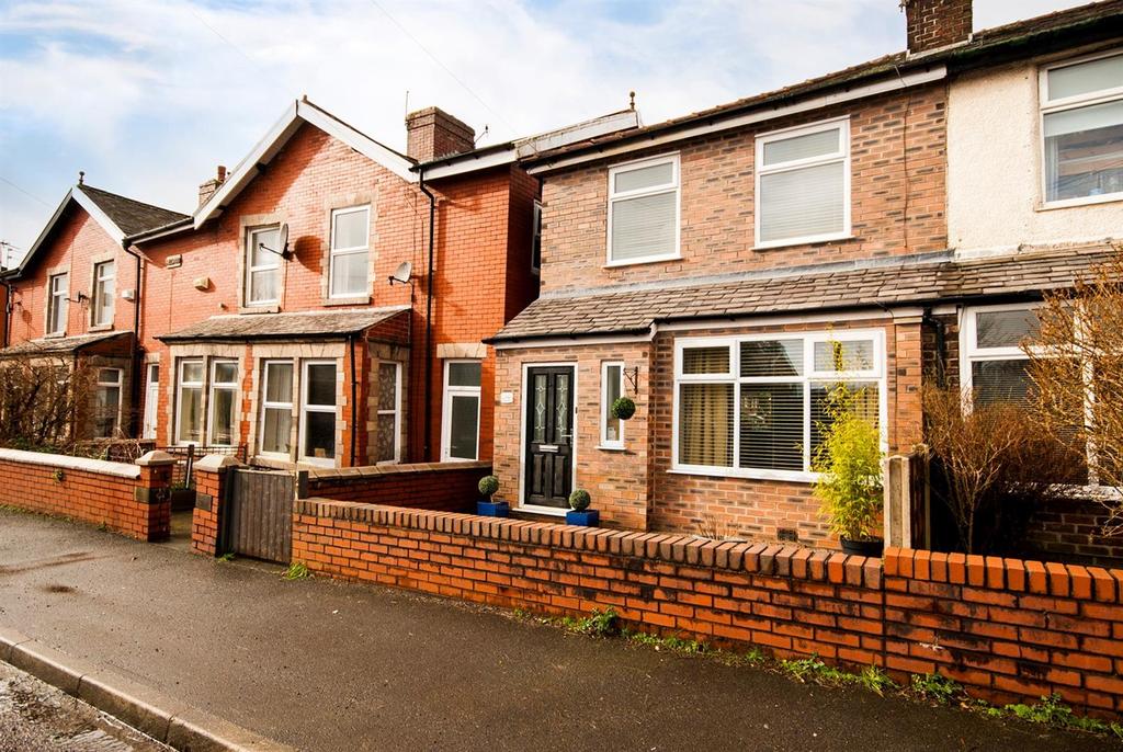 Road, Greenmount, Bury 3 bed house £1,050 pcm (£242 pw)