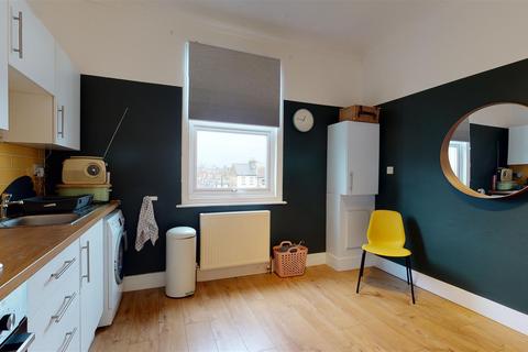 2 bedroom flat to rent - West Cliff Road, Ramsgate