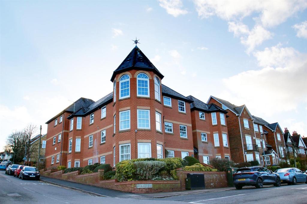 Shrublands Road, Berkhamsted 2 bed apartment £350,000
