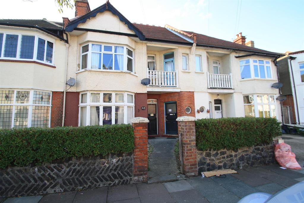 Cranley Road, WestcliffOnSea 2 bed flat £1,050 pcm (£242 pw)
