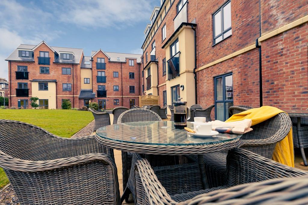 Herriot Gardens, Sunderland - Communal Patio