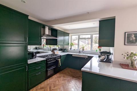 60 Pinnacle Hill, Bexleyheath, DA7 6AG