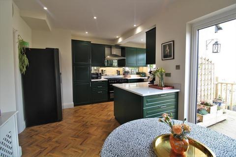 60 Pinnacle Hill, Bexleyheath, DA7 6AG